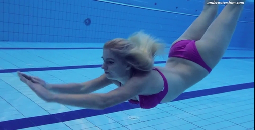 Hot Elena shows what she can do under water